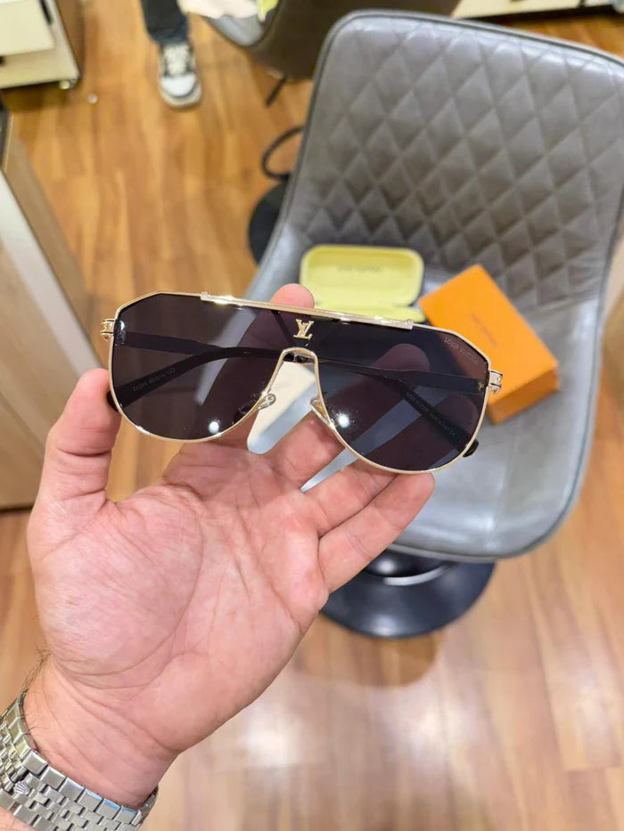 Louiis_Vuiitton 22295 Gold Black