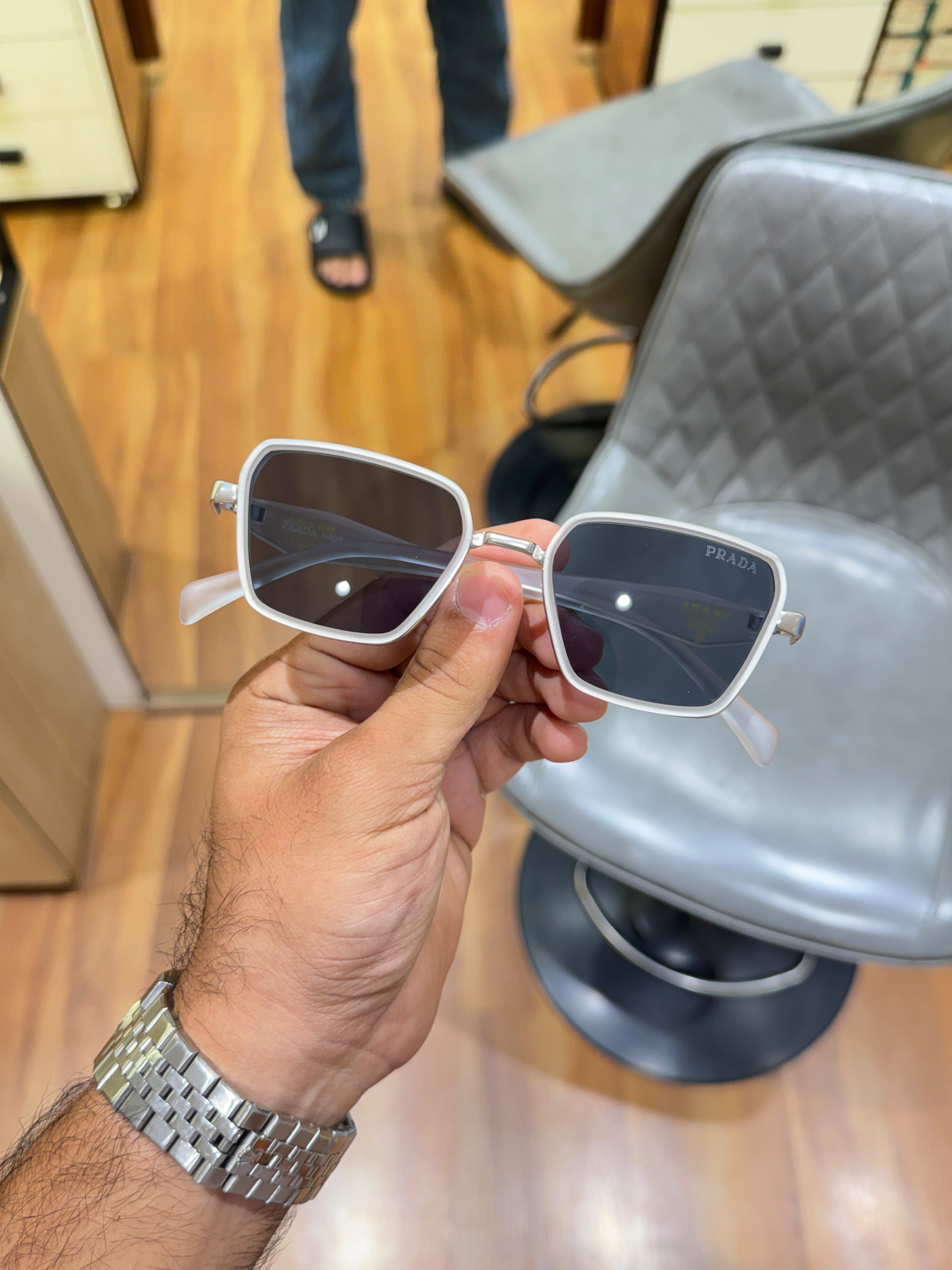 Prad_a 7381 White Black