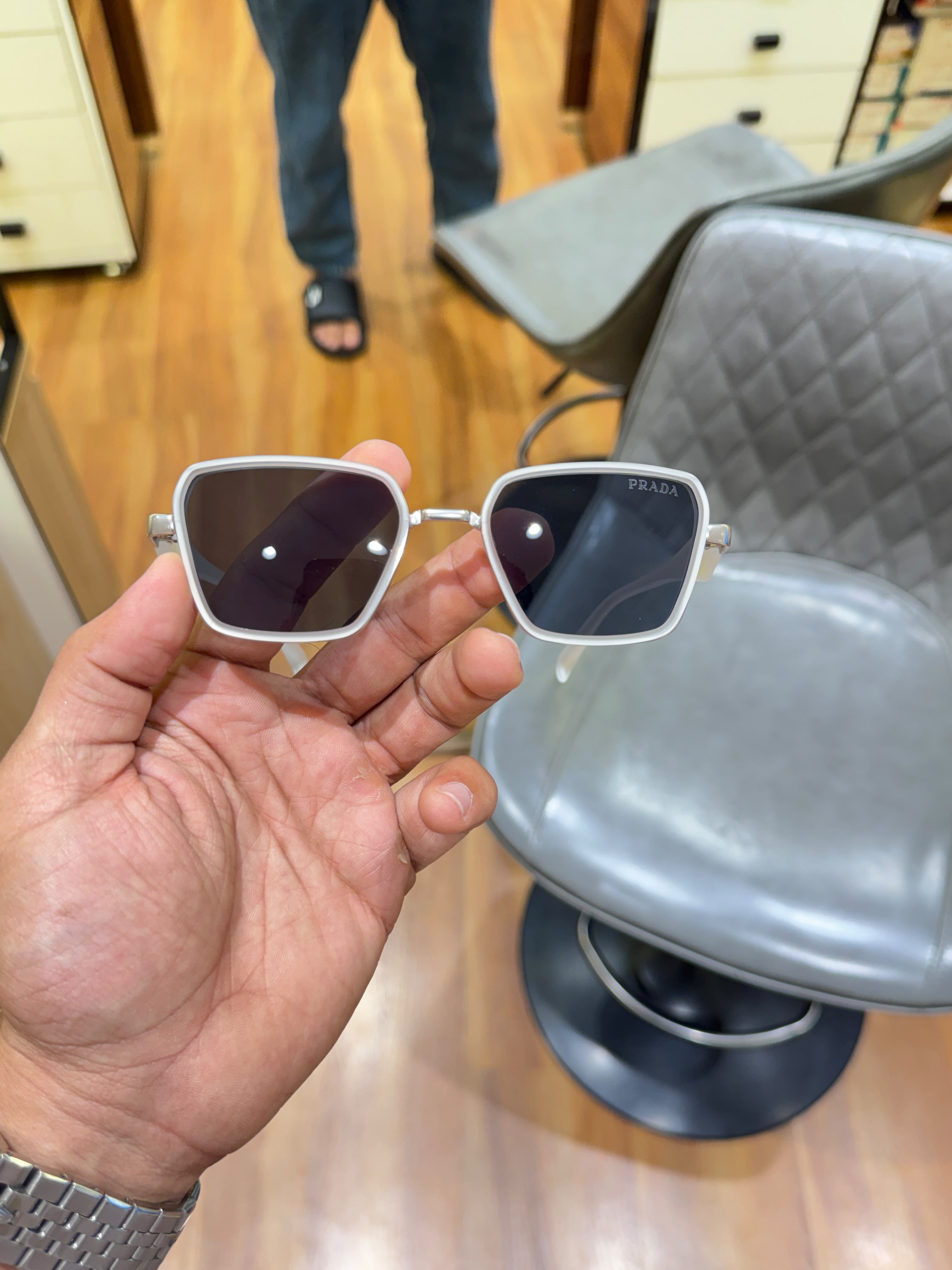 Prad_a 7381 White Black