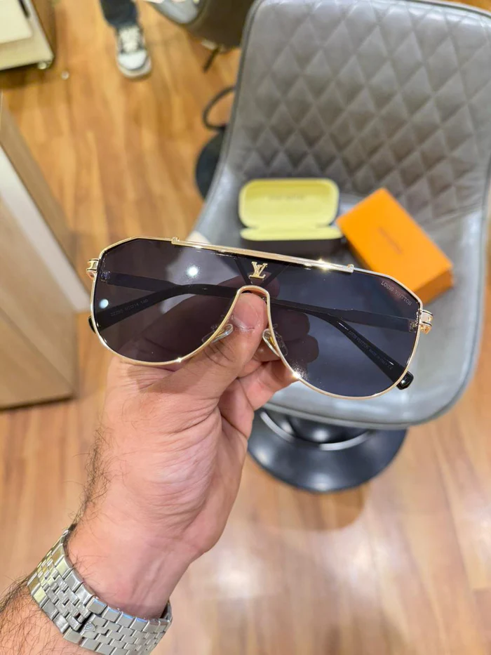 Louiis_Vuiitton 22295 Gold Black