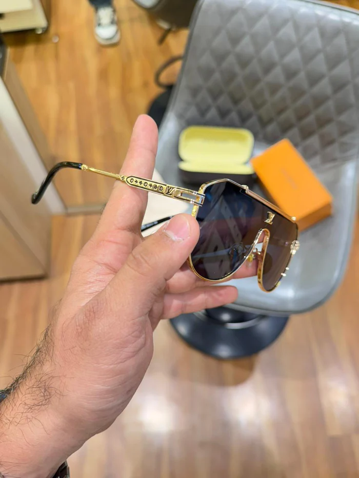 Louiis_Vuiitton 22295 Gold Black