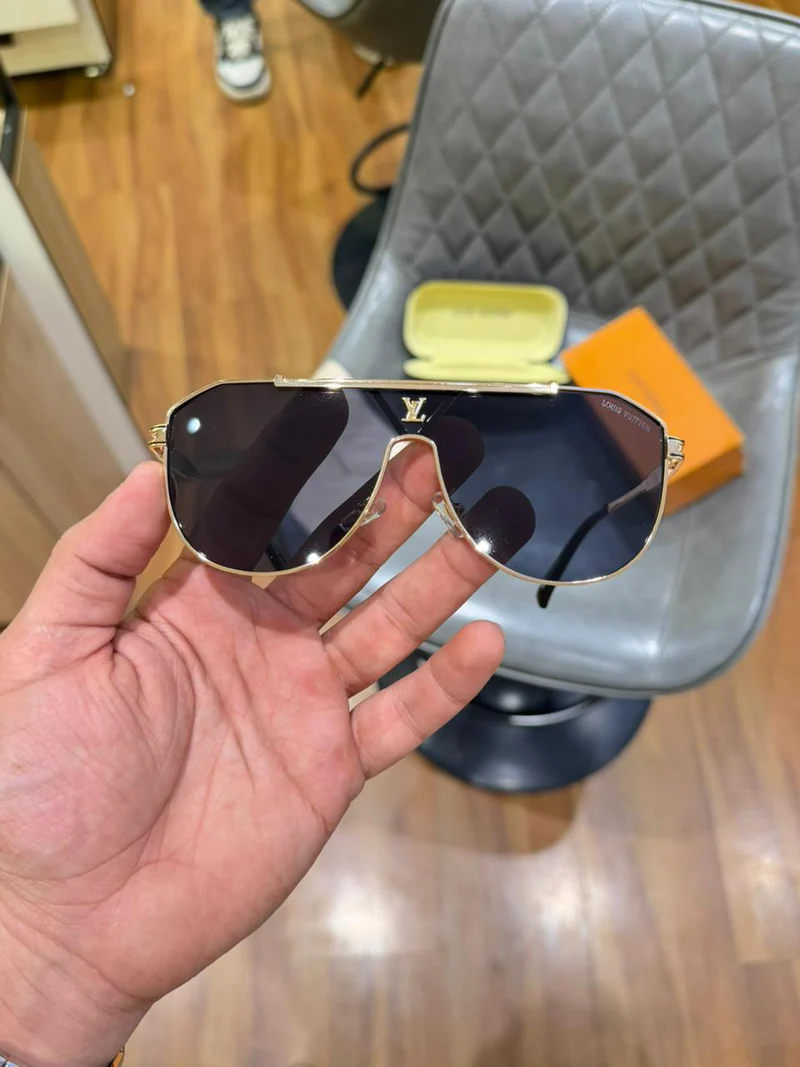 Louiis_Vuiitton 22295 Gold Black